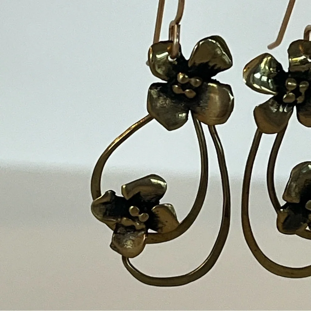 Vintage Gold Tone Floral Dangling Earrings